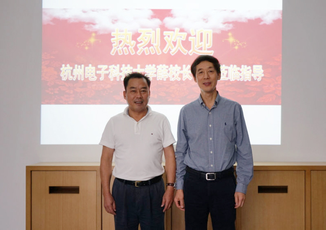 1476927623414459.jpg 薛校长看望李春波2.jpg