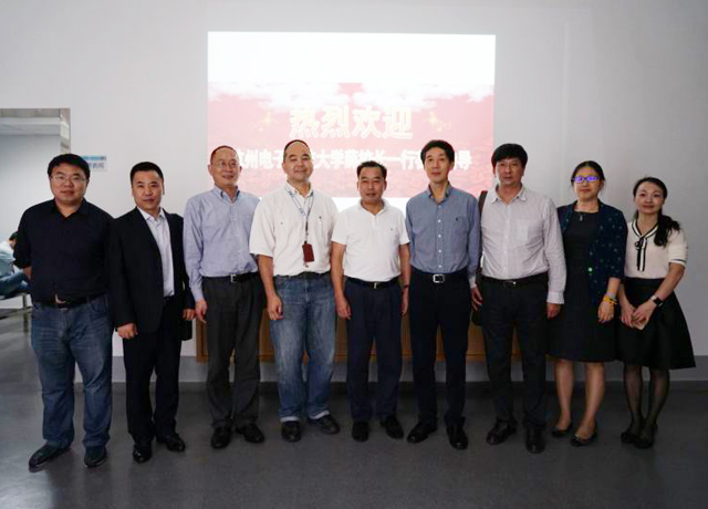 1476928112776762.jpg 薛校长看望李春波1.jpg