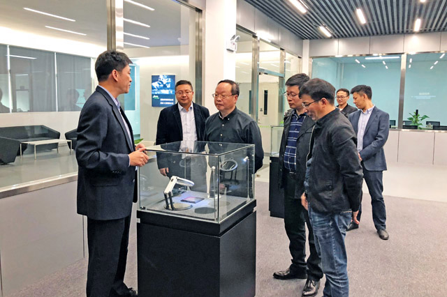 1540477263535198.jpg 校领导走访海宁嘉晨汽车电子技术有限公司3副本.jpg