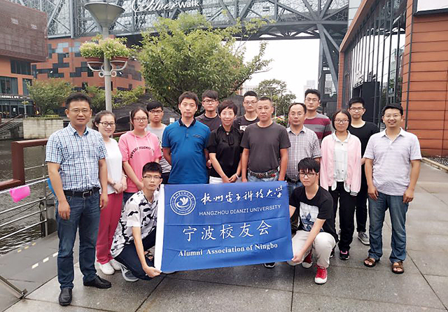 1505703987997124.jpg 宁波校友会送新1.jpg