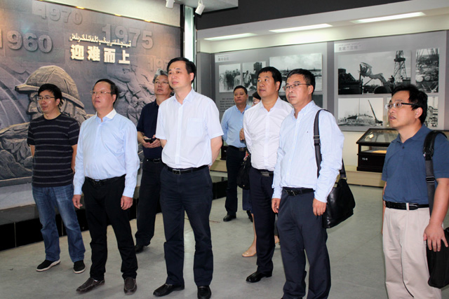 图3--参观克拉玛依市展览馆了解新疆石油工业发展史1.JPG