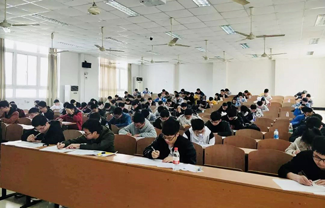 1555296008156231.jpg 考生参加专业课笔试.jpg