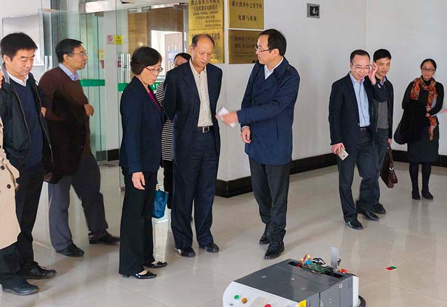 卢希巡视员参观实验室_副本.jpg