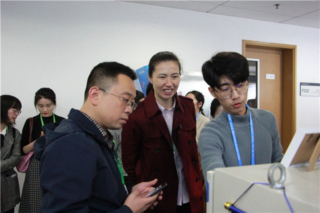 1574046077216007.jpg 团浙江省委副书记周苏红与机械工程学院刀尖仿生微结构单点金刚石振动压印装置参赛团队交流_副本.jpg