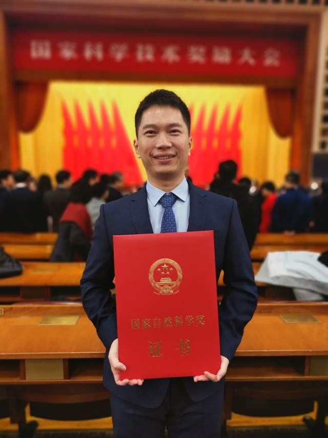 1578825679348368.jpg 颜成钢教授 在颁奖现场.jpg