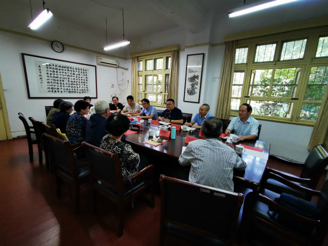 离退休座谈会1_meitu_1.jpg