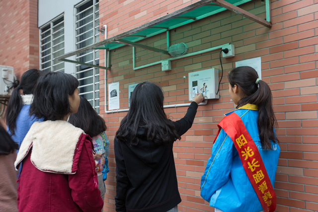 1453168433233440.jpg 学生在智能化系统前刷卡录入个人长跑用时数据——曹楠摄.jpg