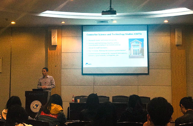 图1 Ludo Waltman教授作主题报告.jpg