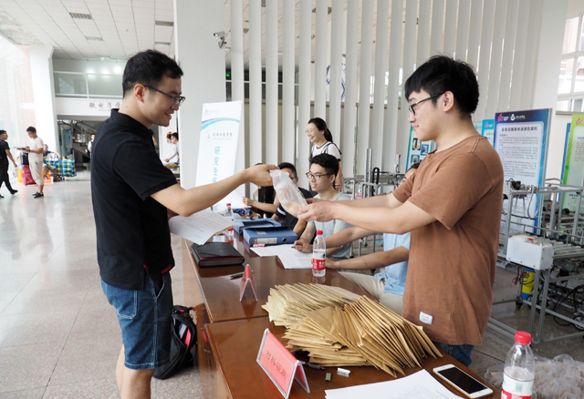 1505699964766166.jpg 机械学院贴心地为新生准备了小点心.jpg