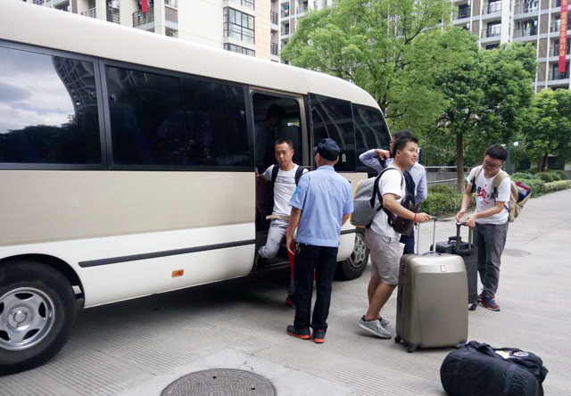 1505699951671253.jpg 往来G区公寓和学校之间的免费接送班车.jpg