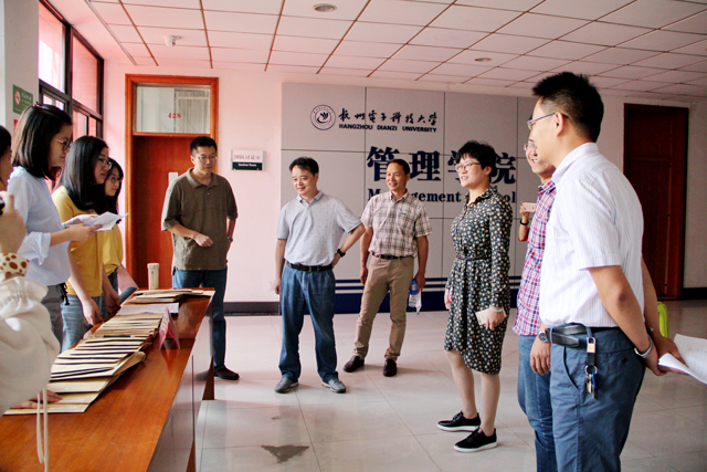 1505699922451937.jpg 学校领导地慰问正在值班的迎新人员.jpg